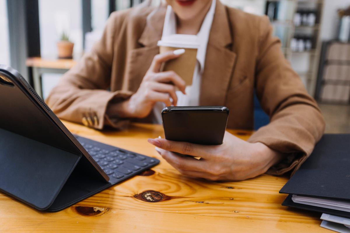 Donna più multitasking dell'uomo? La scienza smonta lo stereotipo: c'è una sola differenza