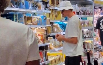 Dopo il trionfo a Wimbledon Sinner si rilassa in Sardegna e fa la spesa al discount 364x230