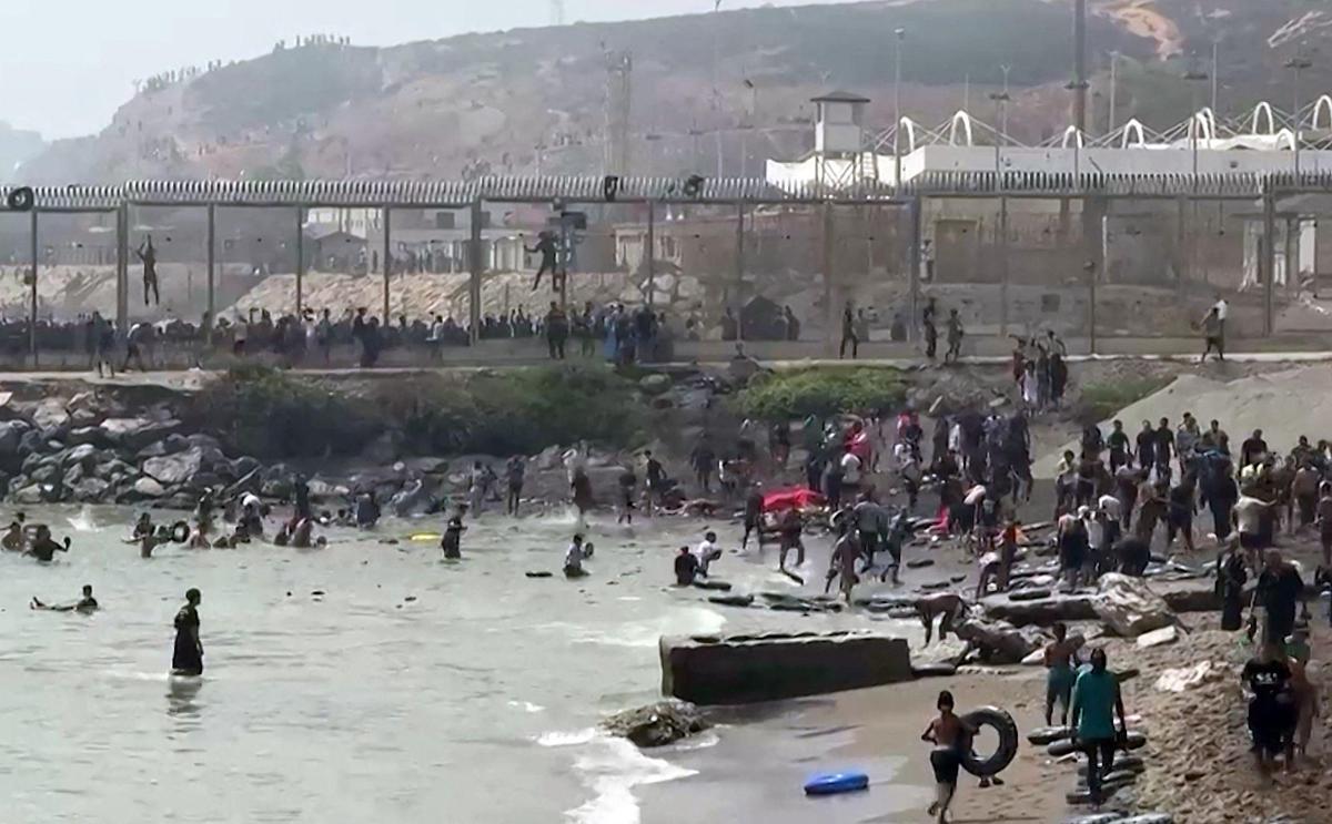 Emergenza migranti a Ceuta, almeno 18 morti. Meloni: "Pronti a stop Schengen con la Spagna"