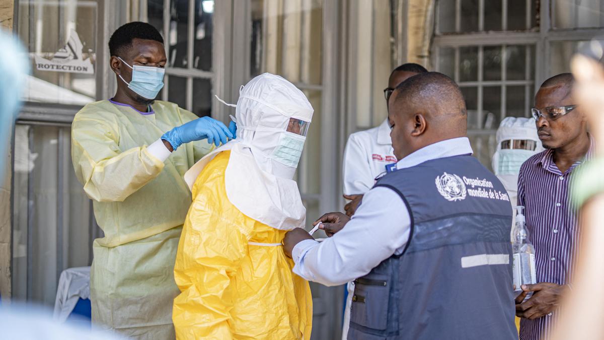 Struttura ospedaliera in Congo durante emergenza sanitaria, operatori in dispositivi di protezione, pazienti in isolamento, immagine di approfondimento