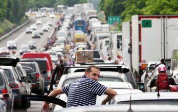 Esodo ecco il traffico da bollino rosso 27 milioni in viaggio da oggi a domenica 364x230