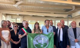 Estate. Aree gioco ombreggiate dispenser di crema solare e mezze porzioni la ricetta per spiagge sempre piu a misura di bimbi 265x160
