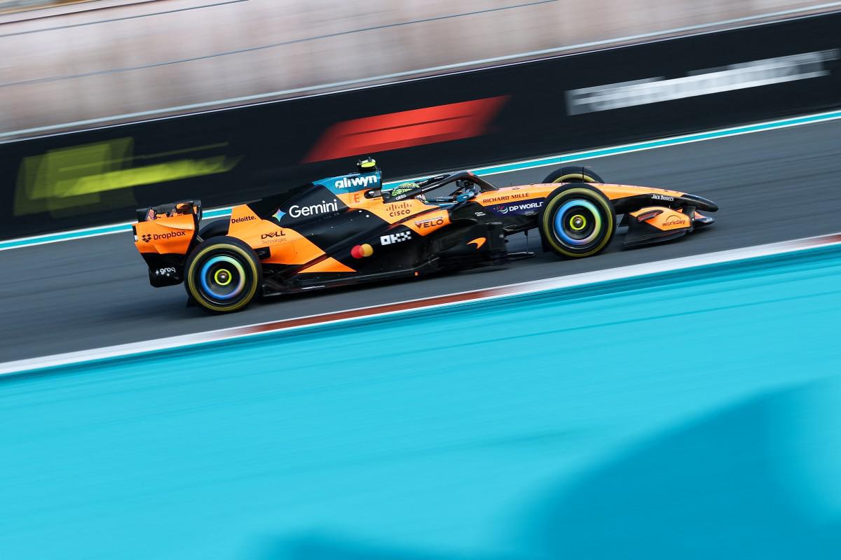 Pilota in tuta da corsa in macchina durante sessione di qualifica su circuito ungherese