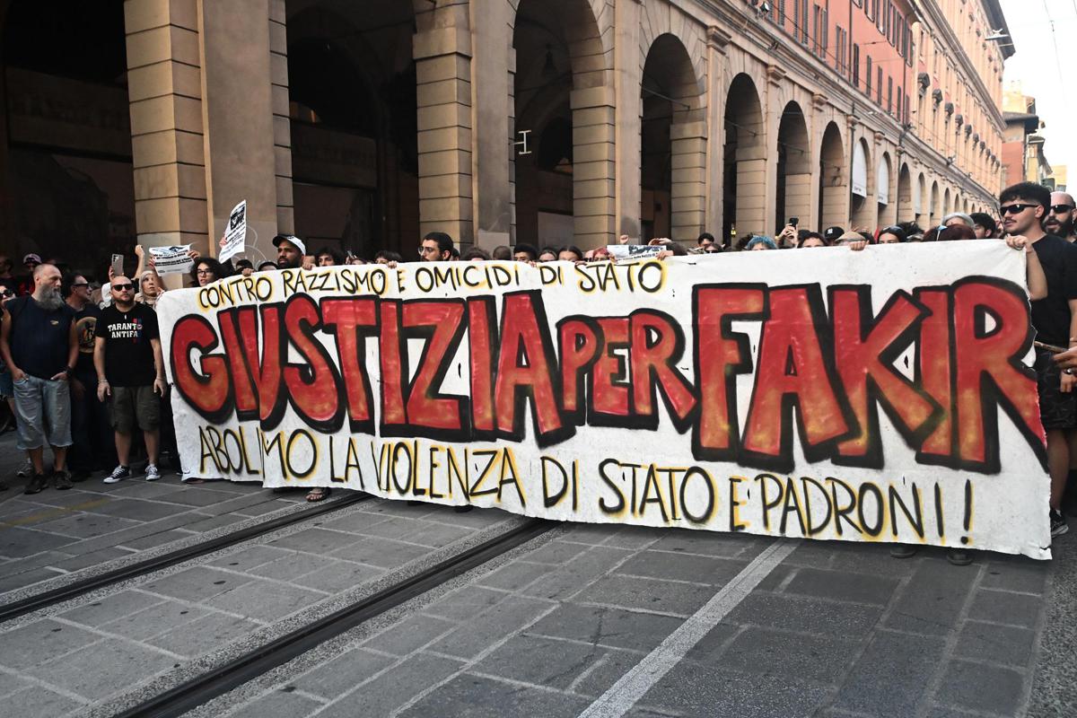 Manifestazione di protesta in via urbana con carabinieri in assetto di ordine pubblico, tensioni e momenti di conflitto, immagine di approfondimento