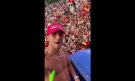 Ferran Torres leroe dei Mondiali nella festa della Spagna col cappellino stile Trump poster 265x160