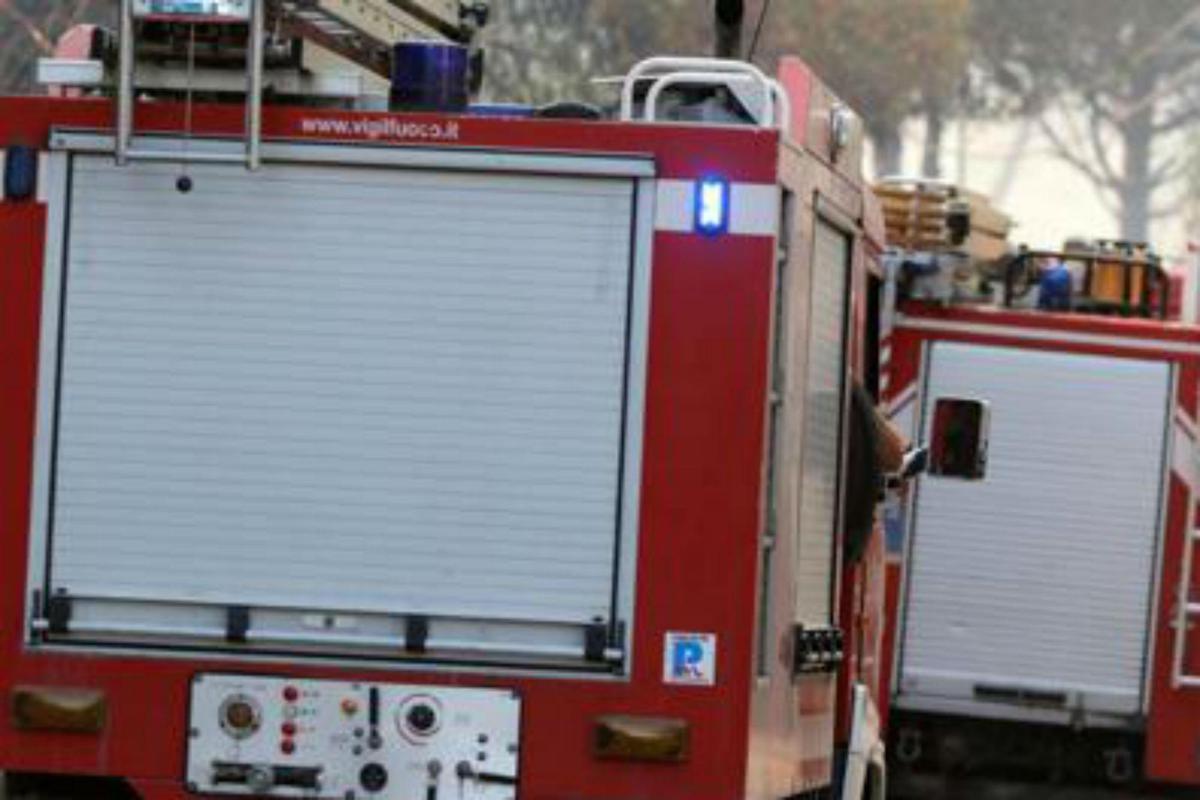 Fiamme tra Campomarino e Termoli minacciano le case, stop circolazione treni su Pescara-Bari