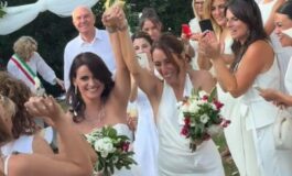 Francesca Vecchioni sposa la compagna Sara la benedizione ironica del padre Roberto 265x160