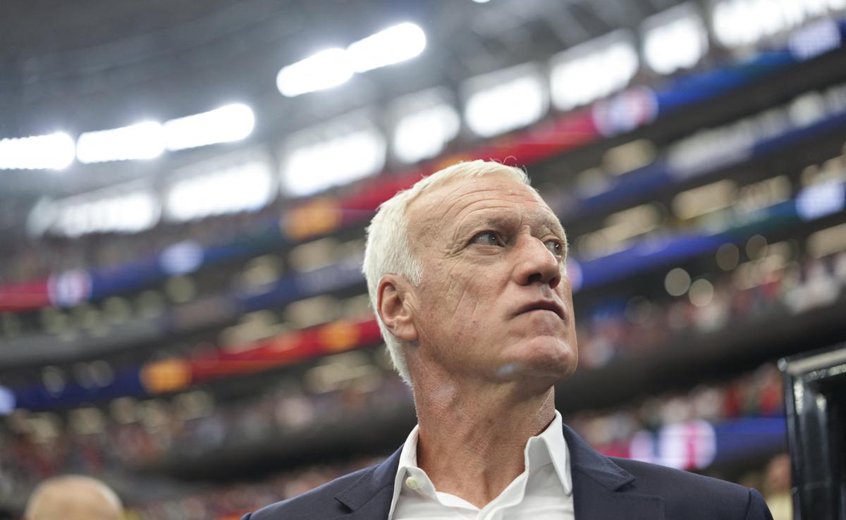 Francia, Deschamps (al capolinea) attacca l'arbitro: "È al livello di una semifinale dei Mondiali?"