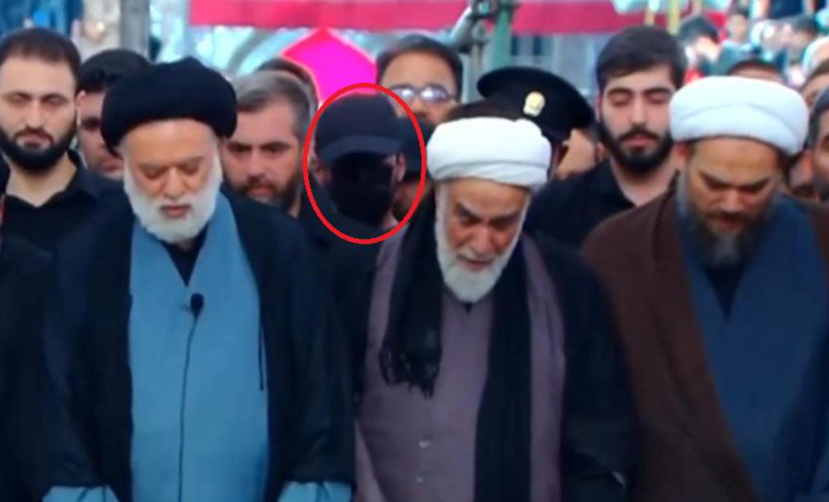 Funerali di Khamenei, spunta un uomo col volto coperto: sui social è caccia a Mojtaba