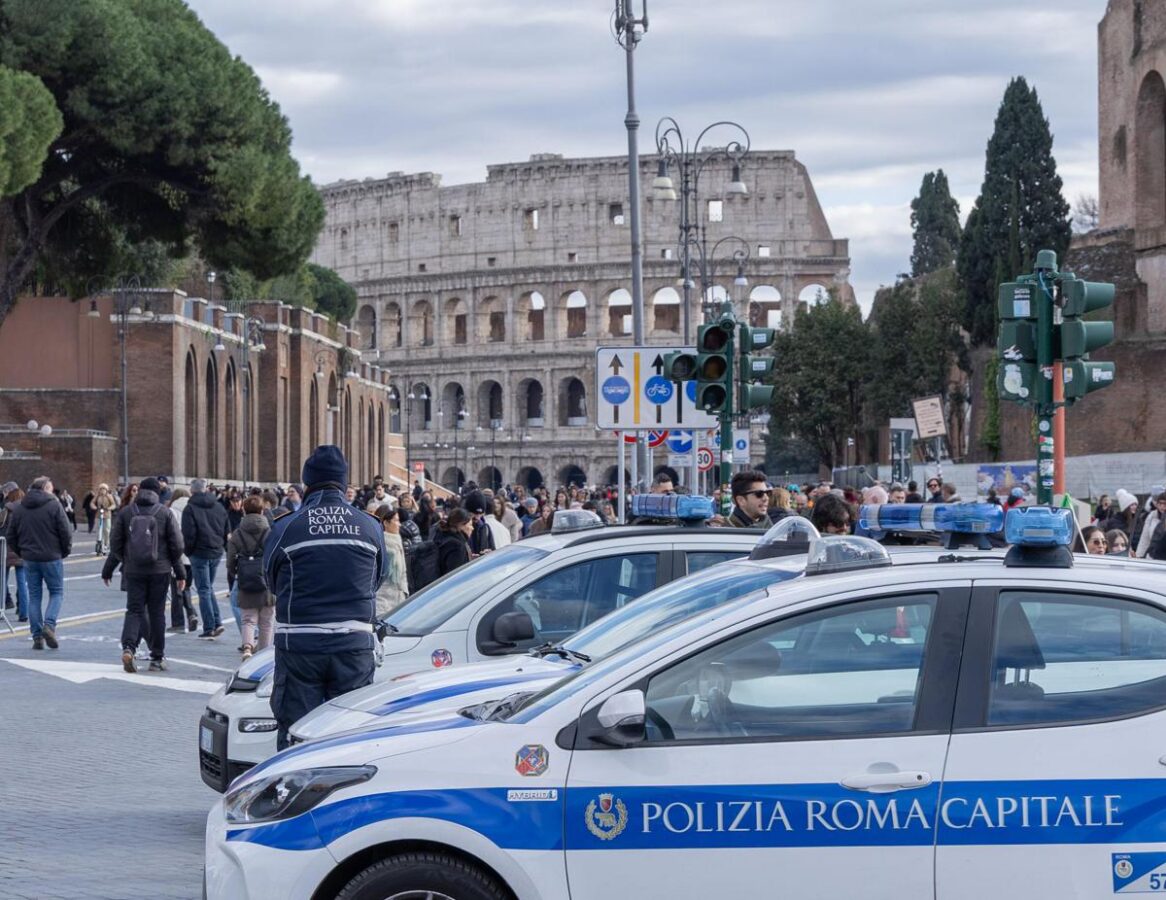 Fuochi d'artificio al Colosseo, agenti aggrediti: un arresto e una denuncia