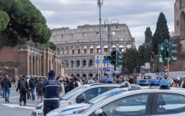 Fuochi dartificio al Colosseo agenti aggrediti un arresto e una denuncia 364x230