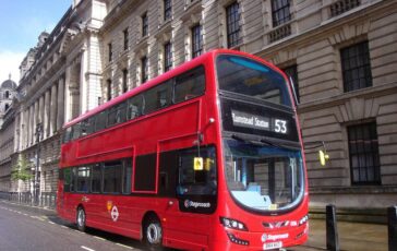 Gb i celebri bus rossi parlano cinese svolta green a Londra con laiuto di Pechino 364x230