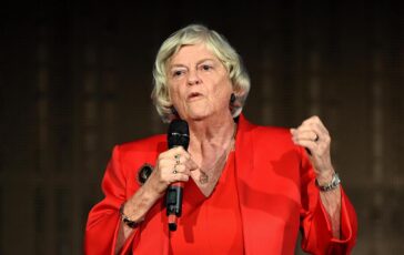 Gran Bretagna morte Ann Widdecombe lady Brexit massacrata con un martello 364x230