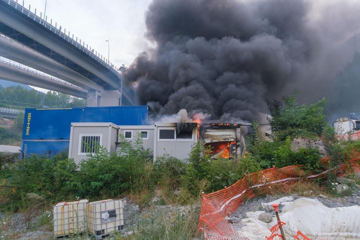 Operazioni di polizia in montagna durante manifestazione, agenti in assetto anti-sommossa, tensioni in cantiere stradale, immagine di approfondimento