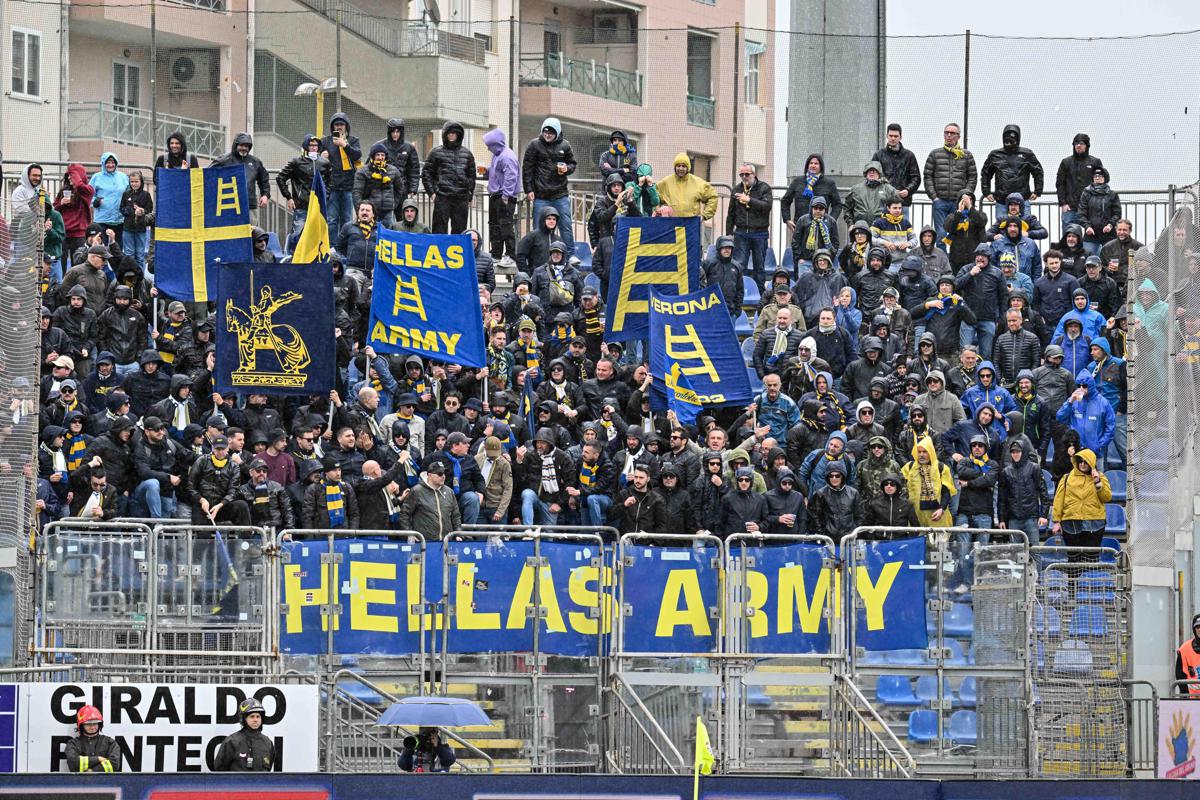 Hellas Verona, Daspo di un anno a calciatore: rifiutò selfie a ragazzino scatenando i tifosi
