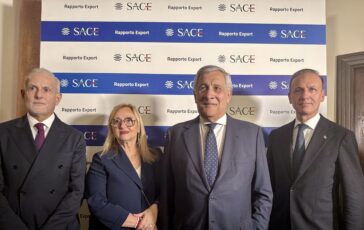 - da sx Michele Pignotti, AD SACE On.Lucia Albano, Sottosegretario Ministero dell’Economia e delle Finanze On.Antonio Tajani, Vicepresidente del Consiglio dei Ministri e Ministro degli Affari Esteri e della Cooperazione Internazionale Guglielmo Picchi, Presidente SACE