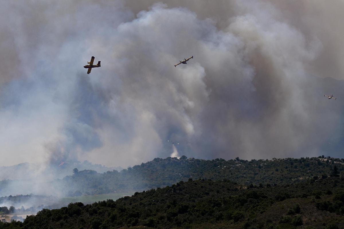 Incendi in Europa, emergenza in Francia e in Spagna: nei Pirenei bruciati 1.500 ettari