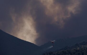 Incendi in Francia e Spagna corsa contro il tempo per domare fiamme prima di nuova ondata di caldo 364x230