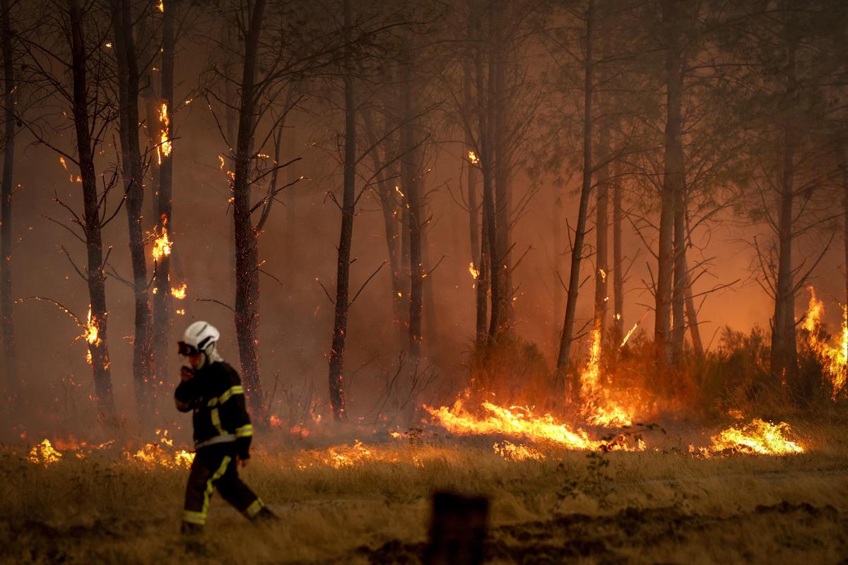 Incendi "mostruosi" in Francia e Spagna, oltre 325mila evacuati. In arrivo ondata di caldo ancora più intensa