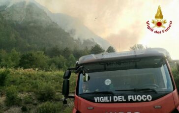 Incendio a Sesto al Reghena operaio ferito e colonna di fumo visibile a chilometri 364x230