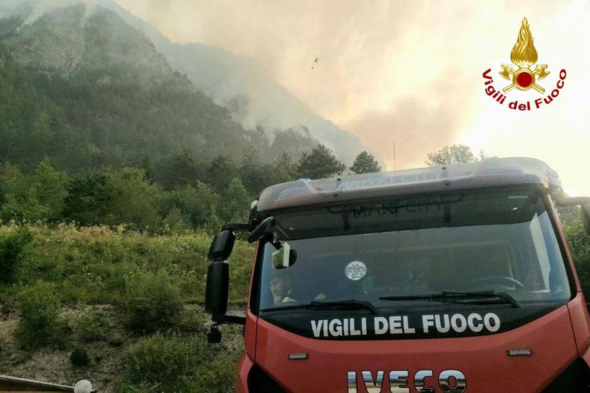 Incendio a Sesto al Reghena, operaio ferito e colonna di fumo visibile a chilometri