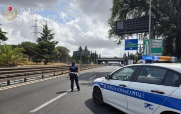 Incendio a via Laurentina chiuso il Grande Raccordo Anulare nel pomeriggio 364x230
