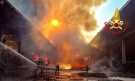 Incendio allisola ecologica di Novate Milanese un ferito 265x160