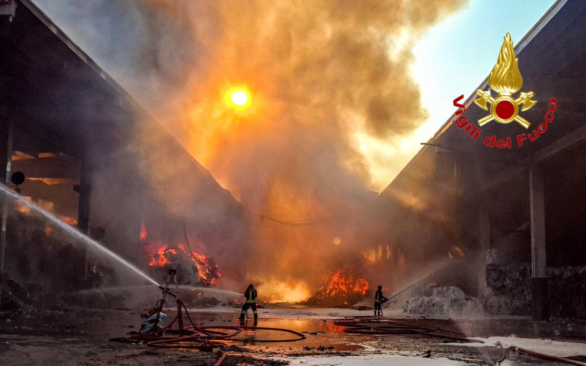 Incendio all'isola ecologica di Novate Milanese, un ferito