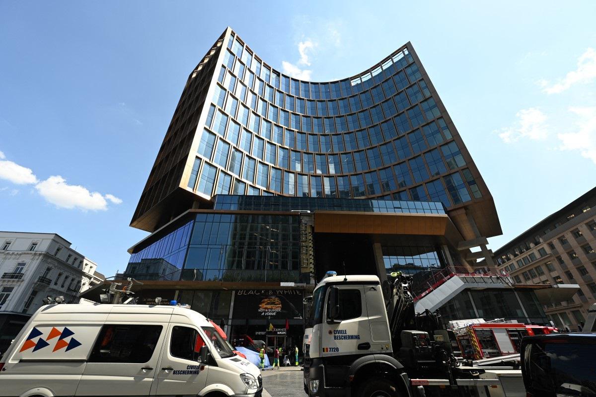Incendio in edificio nel centro di Bruxelles, diversi morti e dispersi
