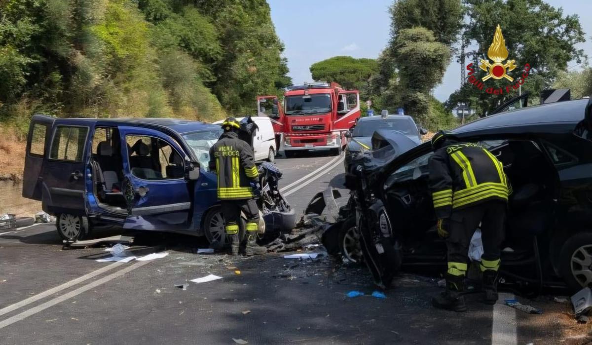 Incidente a Roma, scontro fra due auto in via Appia: un morto e due feriti