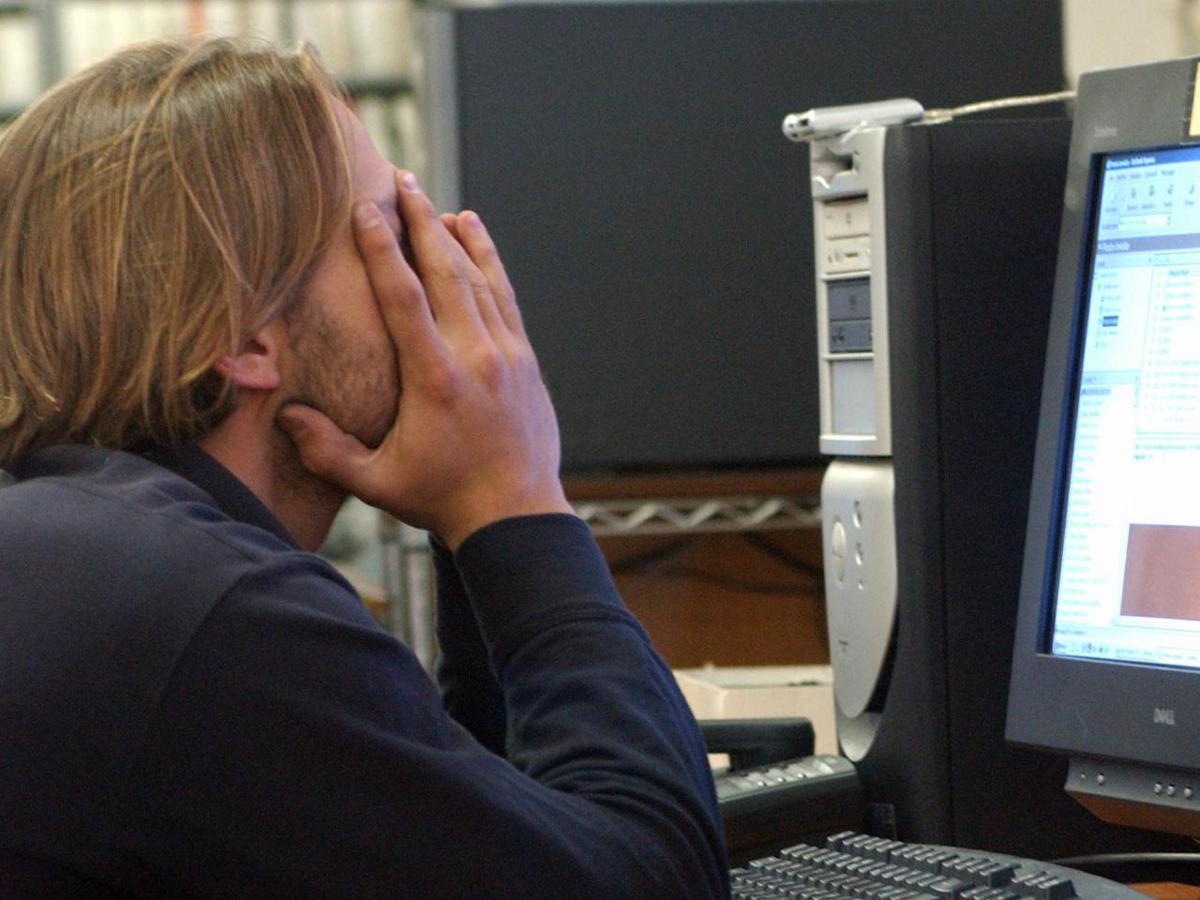 Persone al lavoro in ufficio davanti a computer, simbolo di addestramento ai sistemi di intelligenza artificiale