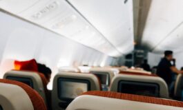 Invasione di zanzare sul volo Milano Alicante passeggeri costretti a cambiare aereo 265x160