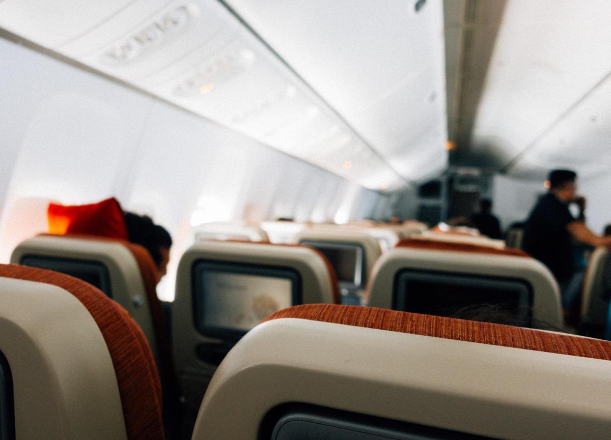 Invasione di zanzare sul volo Milano-Alicante, passeggeri costretti a cambiare aereo