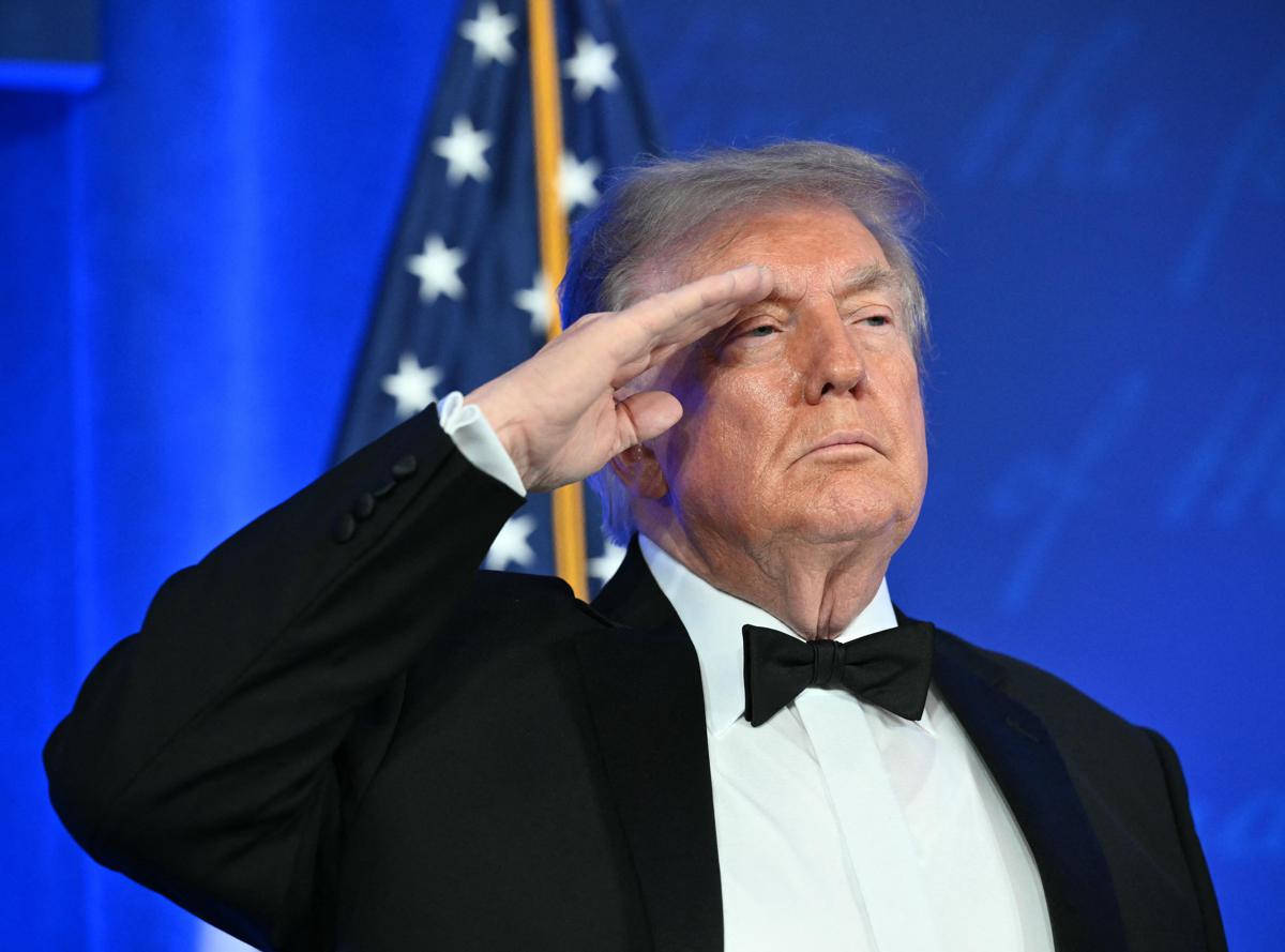 Riunione diplomatica con bandiere americane e iraniane sullo sfondo, discussione su questioni nucleari e relazioni internazionali, immagine di approfondimento