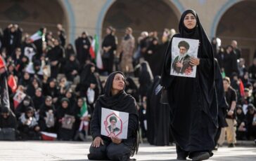Iran Usa colloqui in pausa per i funerali di Khamenei attese milioni di persone 364x230
