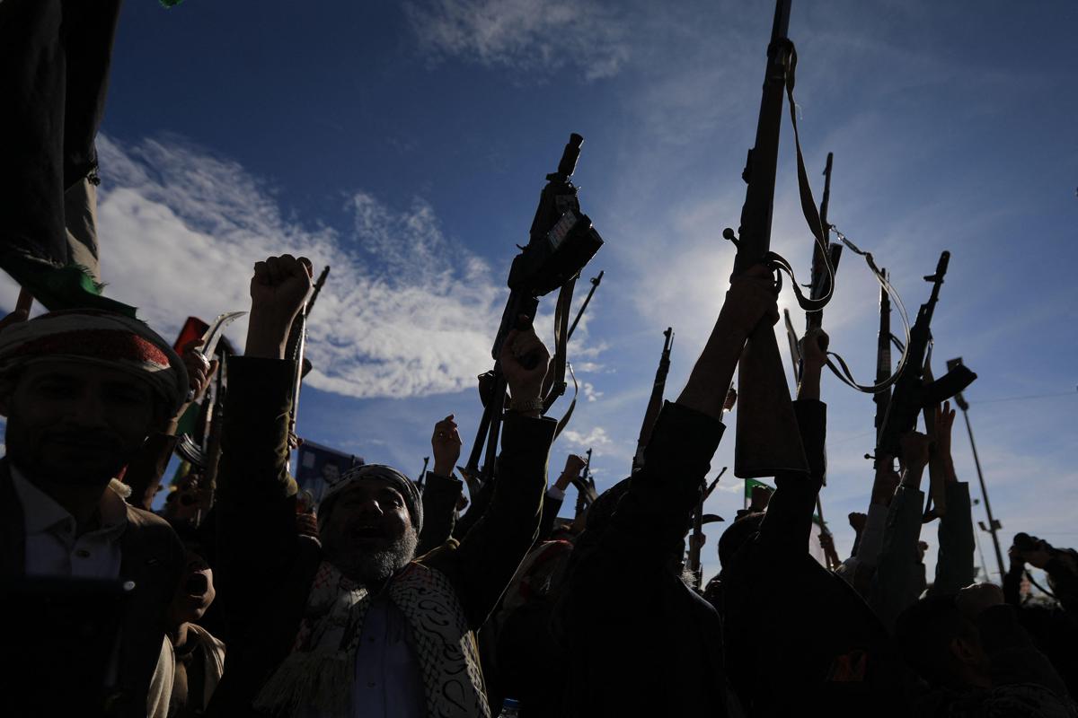 Iran, allarme navi nel Mar Rosso: mercantili invertono rotta dopo blocco Houthi