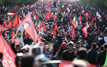 Iran iniziata a Teheran processione per funerali di Khamenei 364x230