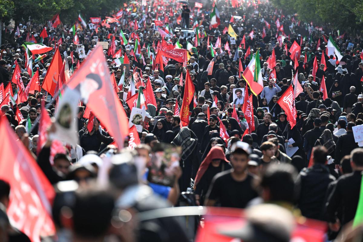 Iran, iniziata a Teheran processione per funerali di Khamenei