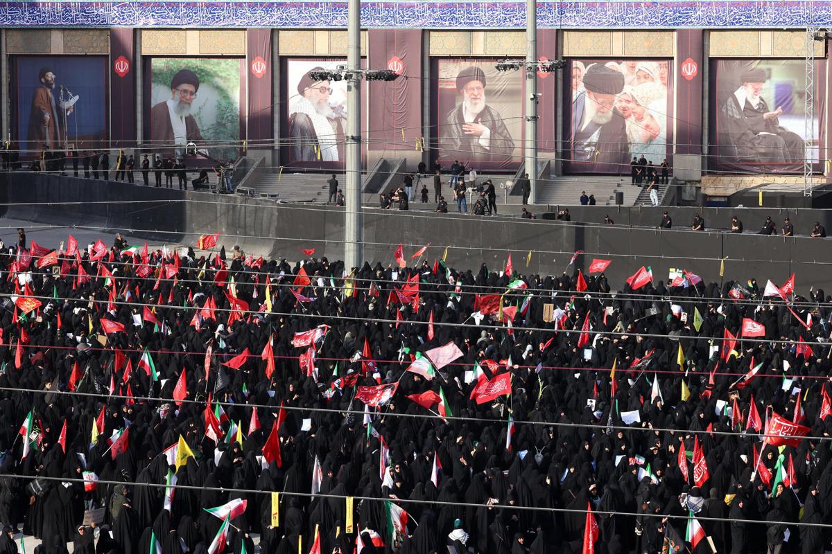 Iran, iniziati i funerali di Khamenei: slogan contro Usa e Israele a Teheran