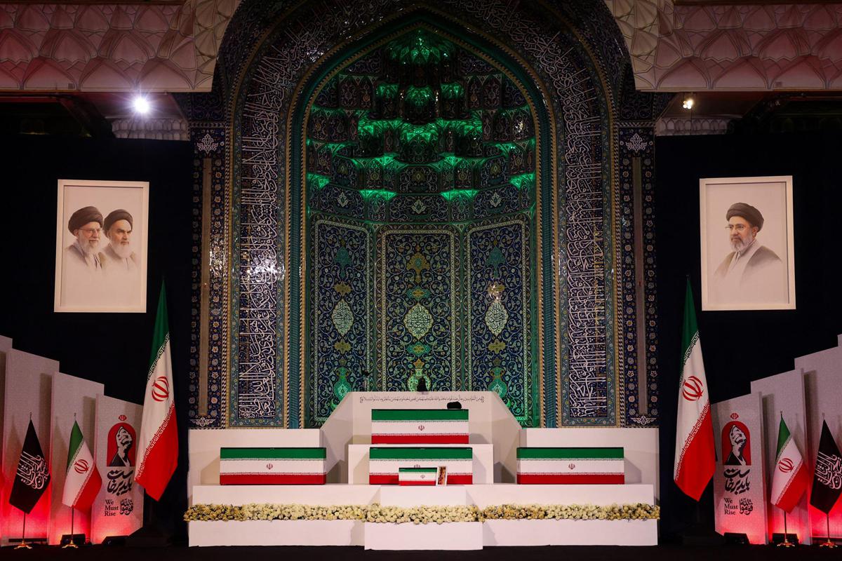Iran, la bara di Khamenei esposta nella Grande Moschea: funerali da domani