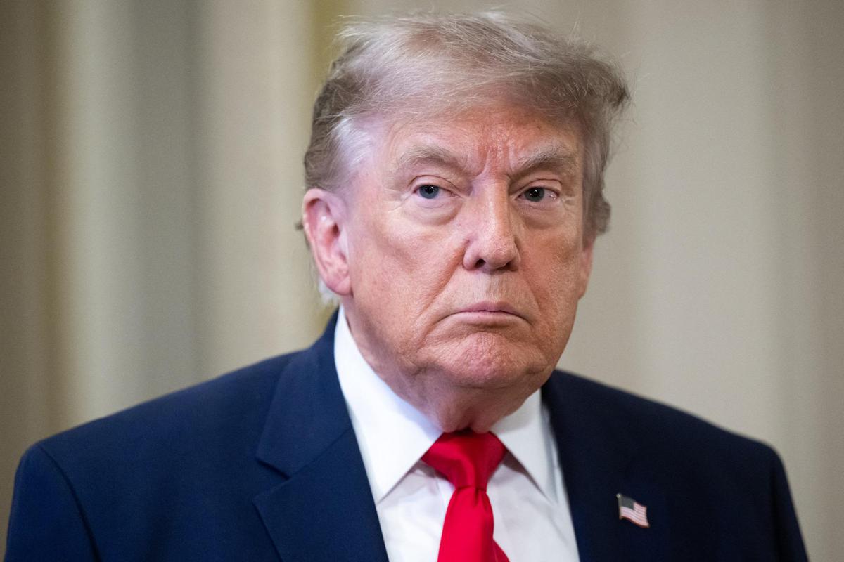 Iran, milioni ai funerali di Khamenei. Trump: "Colpendo potremmo farli fuori tutti"