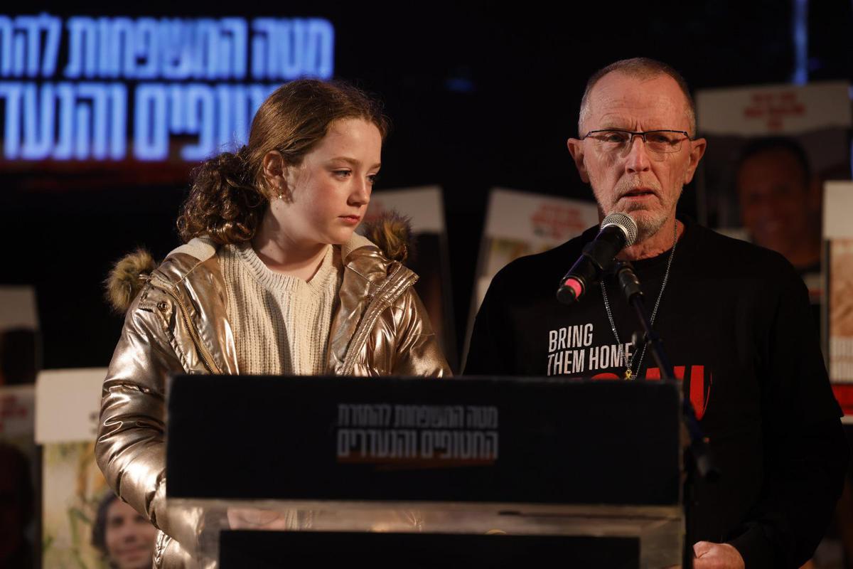 Israele ricorda il 7/10, padre dell'ostaggio Emily Hand: :"Mille giorni? A volte sembra ancora ieri"