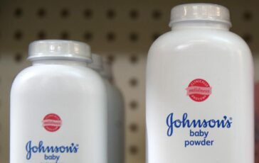 Johnson Johnson offre 55 miliardi di dollari per risolvere le cause sul talco 364x230