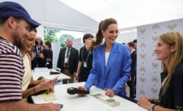 Kate Middleton a Wimbledon a sorpresa la principessa vende i biglietti agli spettatori in fila 265x160