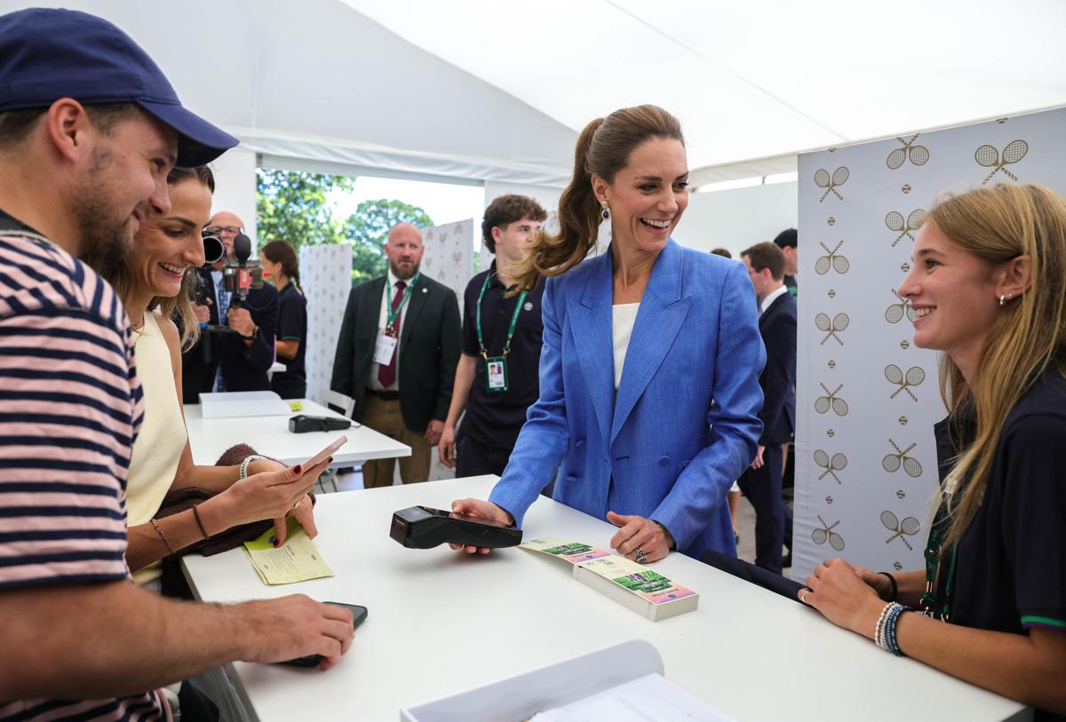 Kate Middleton a Wimbledon, a sorpresa la principessa vende i biglietti agli spettatori in fila