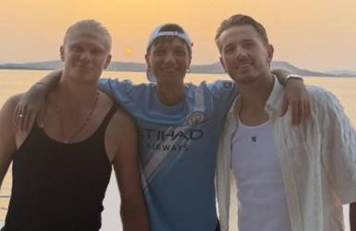 Cantautore romano e calciatore norvegese posano insieme su uno yacht durante vacanza italiana in compagnia di altro sportivo, immagine di approfondimento
