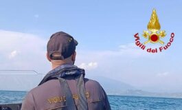 Lago di Garda ancora senza esito le ricerche del giovane che ha salvato un bimbo inglese di 7 anni 265x160