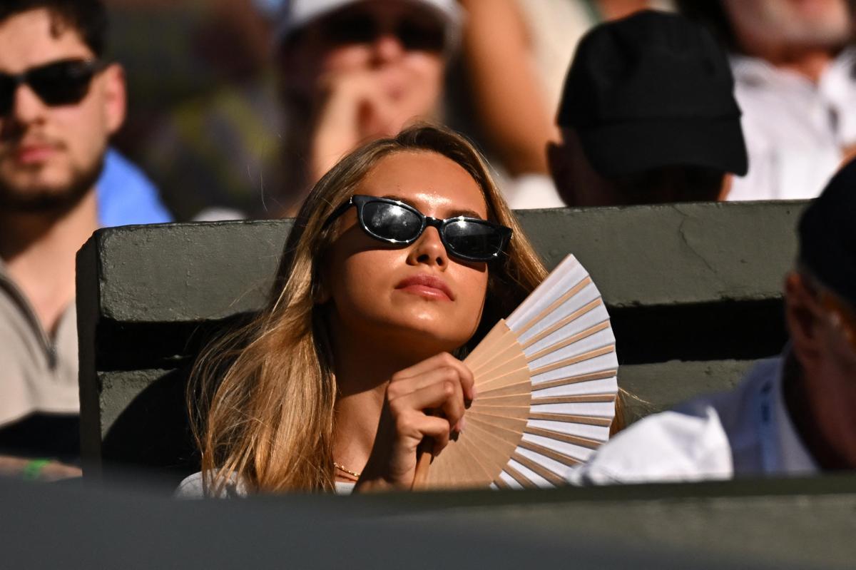 Laila Hasanovic esulta e abbraccia Sinner, festa tra fidanzati a Wimbledon