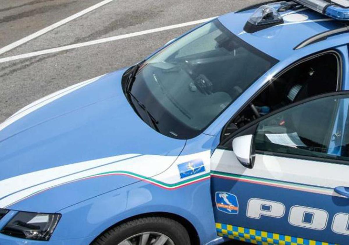 Lancia tanica di benzina su poliziotto e tenta di dargli fuoco, arrestato