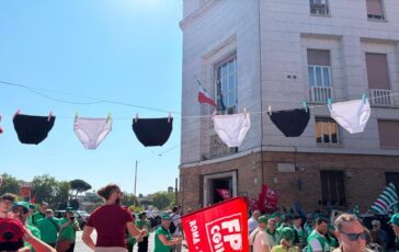 Lavoratori sanita privata e Rsa in presidio per il contratto Ci avete lasciato in mutande 364x230